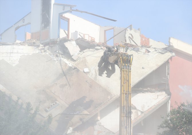 Büyükçekmece'de deprem riski taşıyan 4 blokun yıkımına başlandı