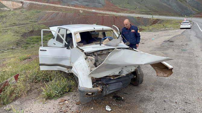 Erzincan'da iki otomobilin çarpıştığı kazada 2 kişi yaralandı