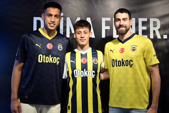Fenerbahçe Futbol Takımı'nın 2023-2024 sezonda giyeceği formalar tanıtıldı