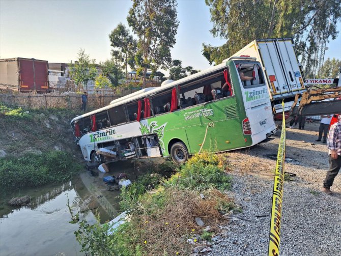 Mersin'de yolcu otobüsü kamyonla çarpıştı, 1 kişi öldü, 28 kişi yaralandı