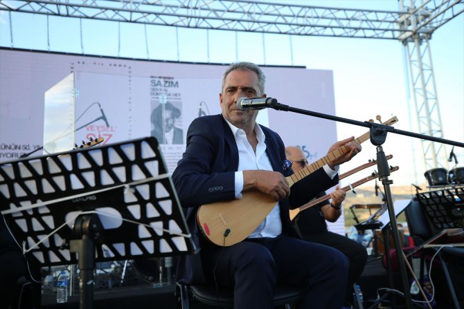 Sanatçı Yavuz Bingöl Malatya'da depremzedelere konser verdi
