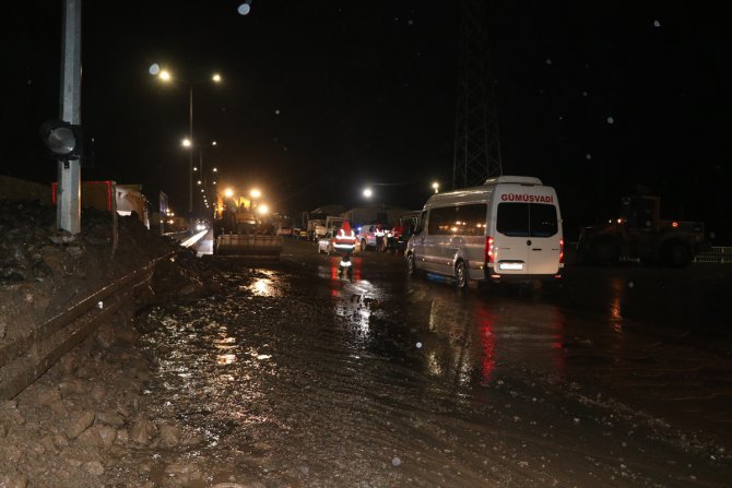 GÜNCELLEME - Trabzon'da şiddetli yağış hayatı olumsuz etkiledi