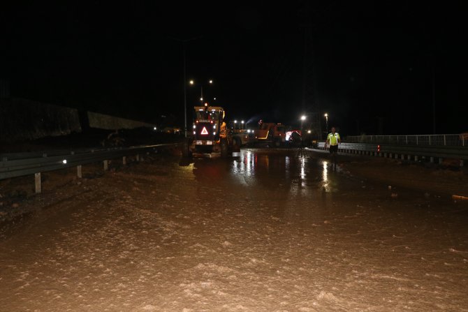 GÜNCELLEME - Trabzon'da şiddetli yağış hayatı olumsuz etkiledi