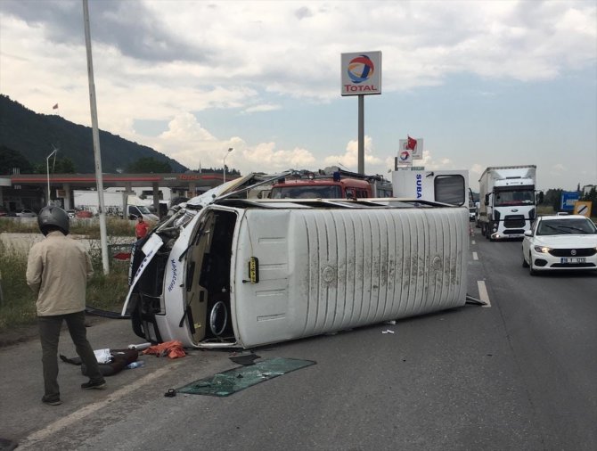 Yalova'da otomobille çarpışan minibüsteki 9 kişi yaralandı