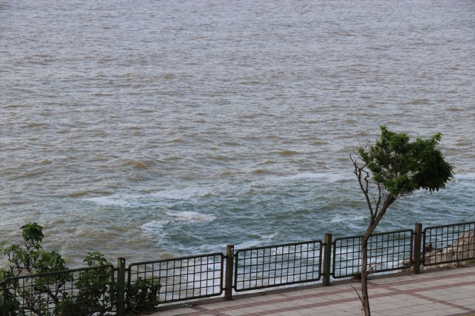 Zonguldak'ta sağanağın ardından denizin rengi kahverengiye döndü