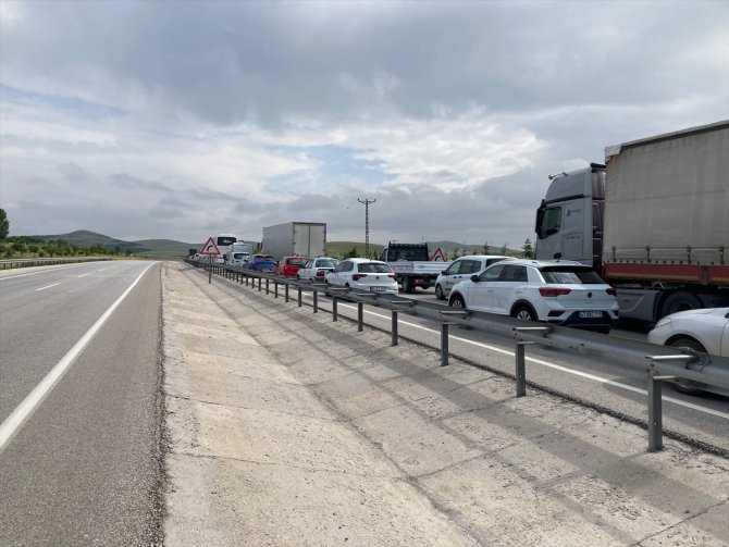 Afyonkarahisar-Konya yolu, Bahçesaray mevkisinde meydana gelen kaza nedeniyle ulaşıma kapandı