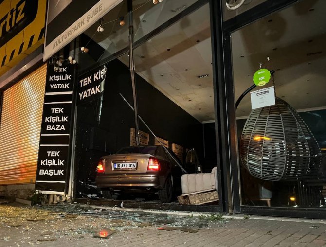 Bursa'da kontrolden çıkan otomobil mobilya mağazasına girdi