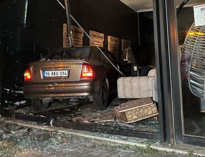 Bursa'da kontrolden çıkan otomobil mobilya mağazasına girdi