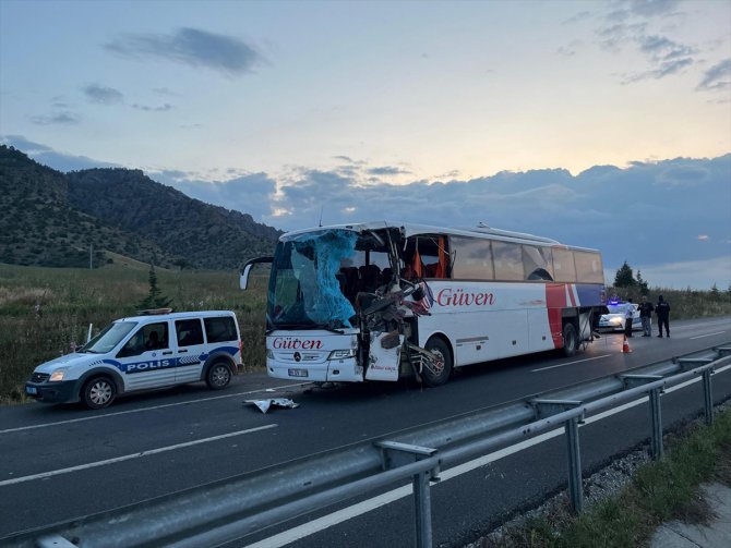 Denizli'de tır ile yolcu otobüsü çarpıştı, 2 kişi öldü