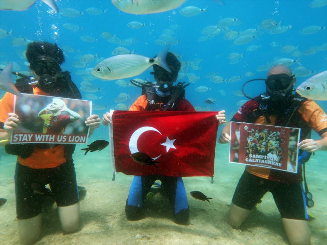Galatasaray taraftarları şampiyonluğu deniz dibinde kutladı