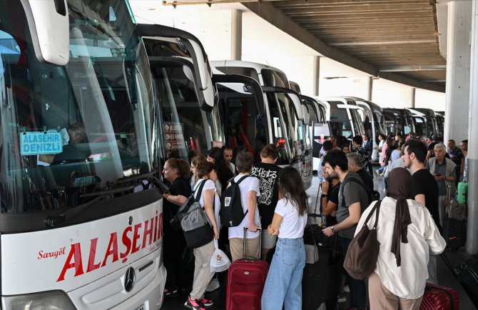 İzmir'de otobüs terminalinde bayram hareketliliği erken başladı