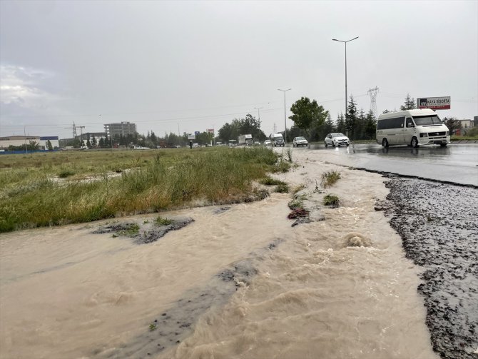 Kayseri'de sağanak nedeniyle istinat duvarının yıkılması sonucu 4 araç hasar gördü