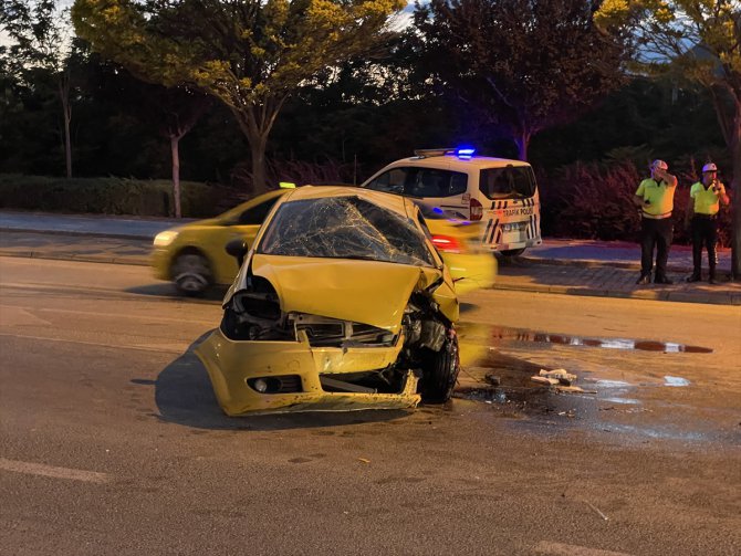 Konya'da refüjdeki beton saksıya çarpan taksinin şoförü öldü