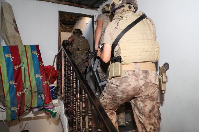 Mersin'de uyuşturucu satıcılarına yönelik operasyonda 37 zanlı yakalandı
