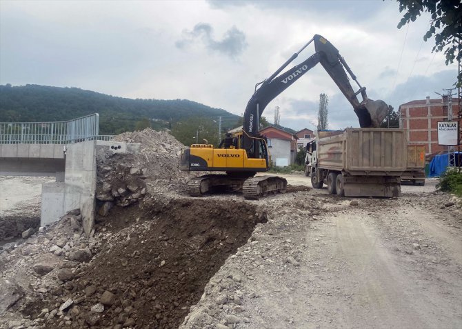 Sinop'ta sağanak nedeniyle zarar gören yol ve köprüler onarılıyor