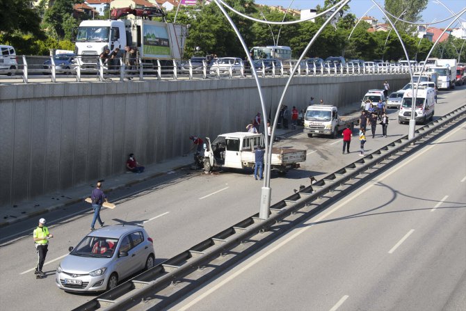 Uşak'ta zincirleme trafik kazasında 6 kişi yaralandı