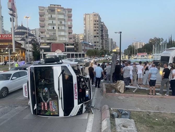 Adana'da minibüsün devrilmesi sonucu 3 kişi yaralandı