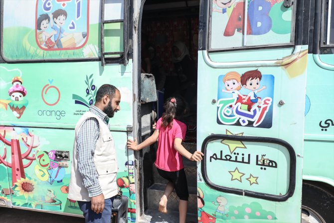 Afrin'de depremzede çocuklar eğitimlerini "mobil derslikte" sürdürüyor