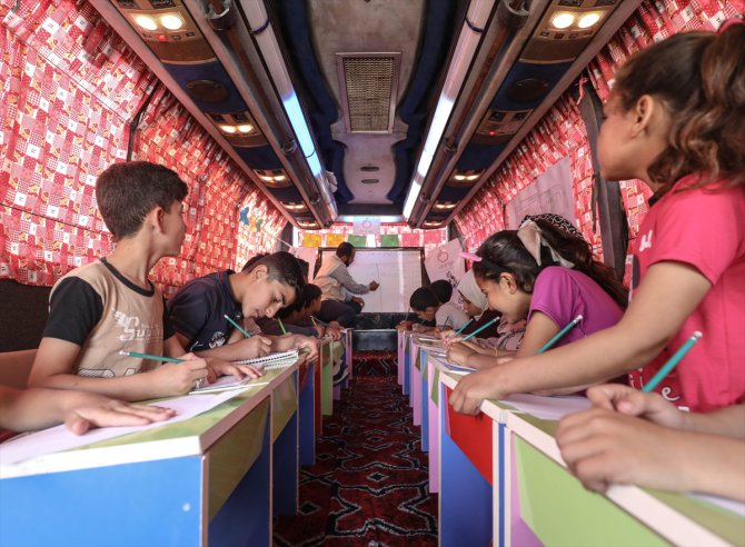 Afrin'de depremzede çocuklar eğitimlerini "mobil derslikte" sürdürüyor
