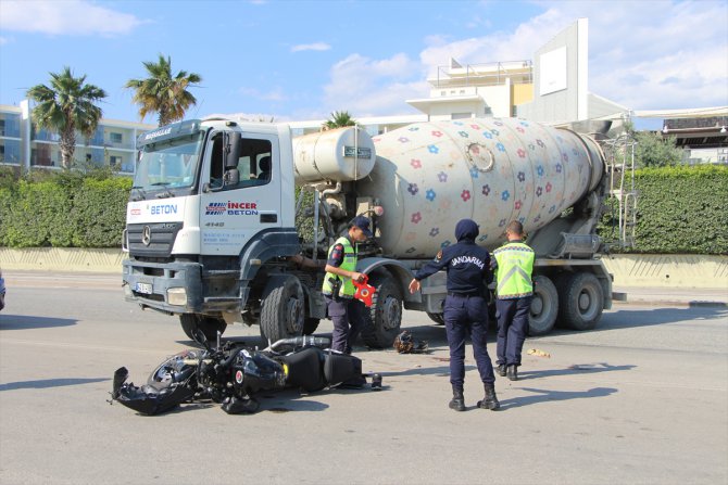 Antalya'da beton mikseri ile çarpışan motosikletteki 2 kişi yaralandı