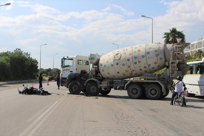 Antalya'da beton mikseri ile çarpışan motosikletteki 2 kişi yaralandı
