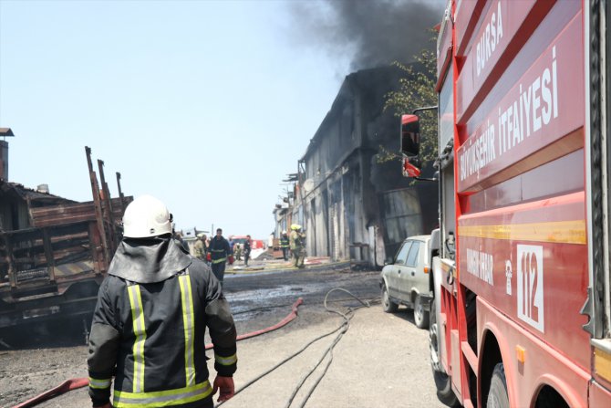 GÜNCELLEME - Bursa'da boya kimyasalları fabrikasında çıkan yangın kontrol altına alındı