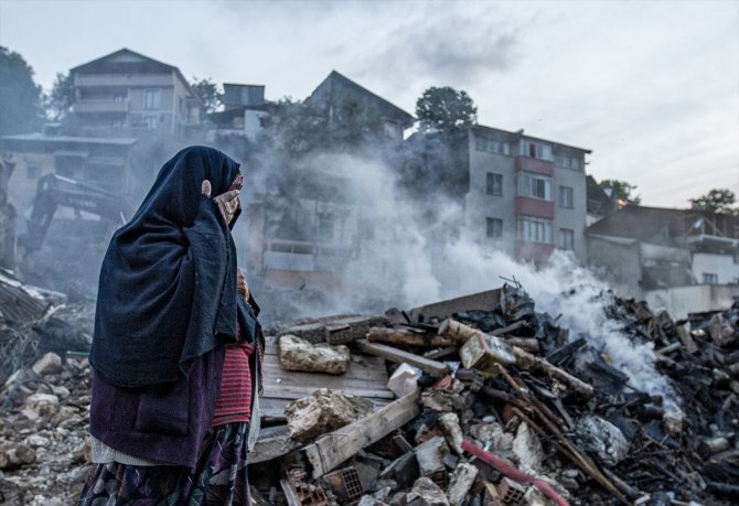 Erzurum'da yangında evleri yananlar için AFAD tarafından çadır kuruldu