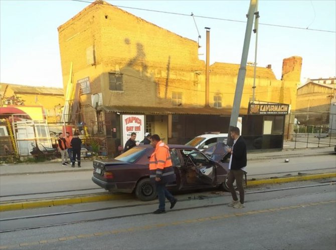 GÜNCELLEME - Eskişehir'de tramvay hattındaki direğe çarpan otomobildeki 2 kişi yaralandı