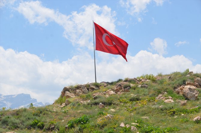 Hakkari'de evinin yanındaki tepeye diktiği direkte 39 yıldır Türk bayrağını dalgalandırıyor