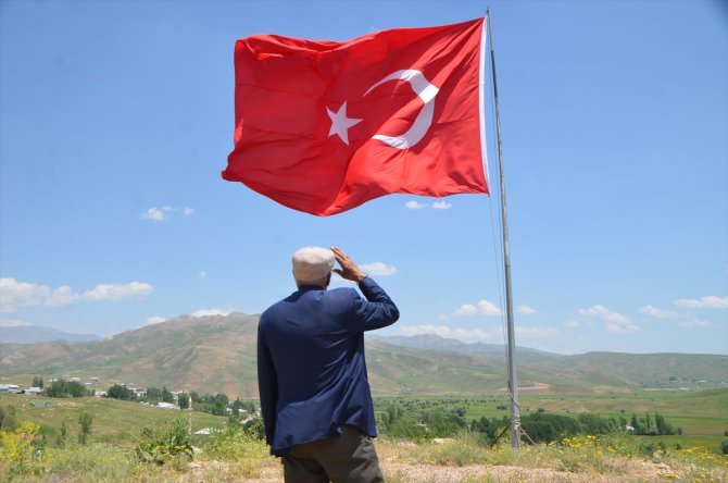 Hakkari'de evinin yanındaki tepeye diktiği direkte 39 yıldır Türk bayrağını dalgalandırıyor