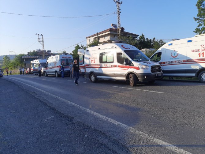 Zonguldak'ta işçileri taşıyan midibüs ile otomobilin çarpıştığı kazada 7 kişi yaralandı