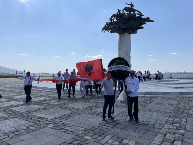 İzmir'de Yunanistan Konsolosluğuna siyah çelenk bırakıldı