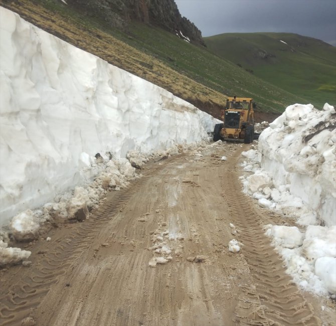 Kars'ta kardan kapalı yayla yolu ulaşıma açıldı
