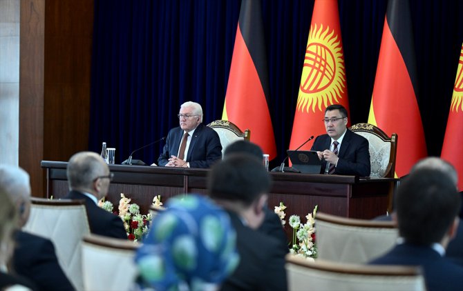 Kırgızistan Cumhurbaşkanı Caparov, Almanya Cumhurbaşkanı Steinmeier ile bir araya geldi