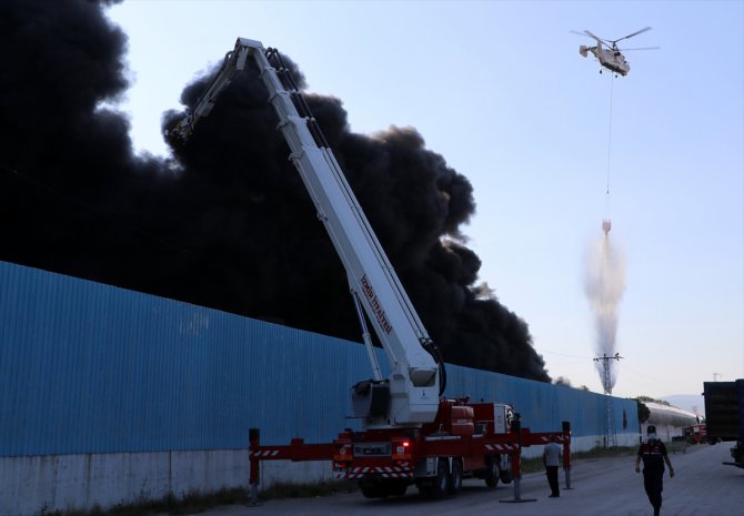 GÜNCELLEME - Manisa'da bir fabrikada çıkan yangına müdahale ediliyor