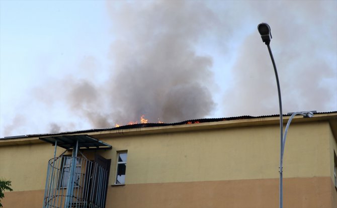 Muş'ta okulun çatısında çıkan yangın söndürüldü