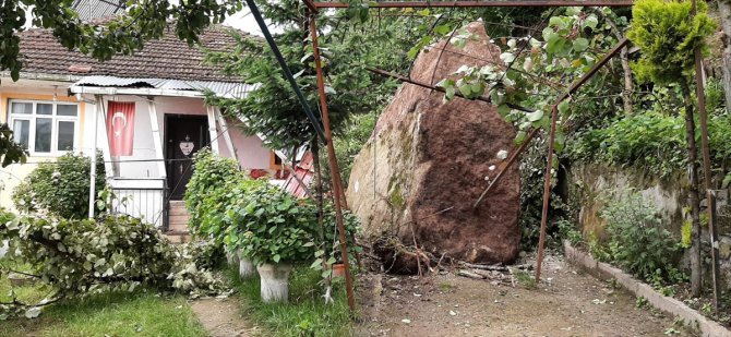 Ordu'da yamaçtan kopan kaya kütlesi eve zarar verdi
