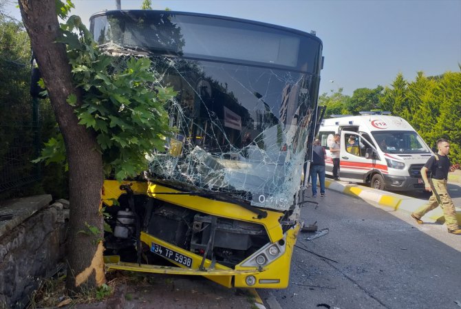 Pendik'te İETT otobüsü ile otomobilin çarpıştığı kazada 4 kişi yaralandı