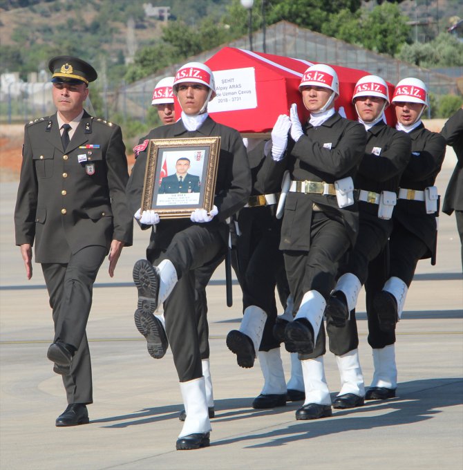 Piyade Uzman Çavuş Alpay Aras'ın cenazesi Antalya'ya getirildi
