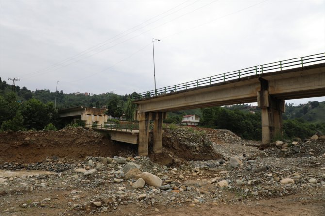 Rize'de iki köyü birbirine bağlayan köprünün bir kısmı çöktü