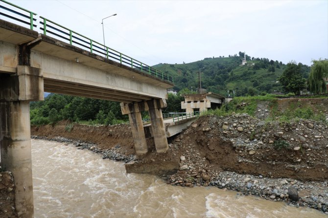 Rize'de iki köyü birbirine bağlayan köprünün bir kısmı çöktü