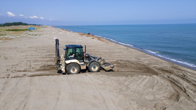 Sakarya'da sağanağın ardından kirlilik oluşan Kocaali sahili temizleniyor