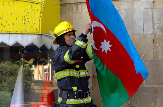 Azerbaycanlı itfaiyeci, Bakü'de çıkan yangında Türk bayrağının zarar görmesini engelledi