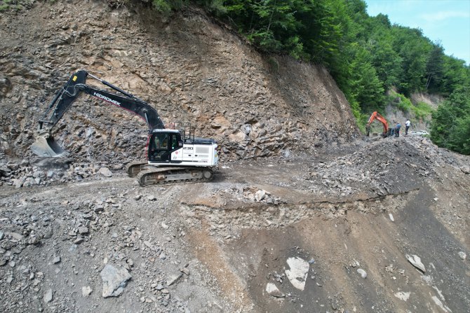Bozkurt'ta heyelan nedeniyle yaklaşık 300 metre kayan yol onarılarak ulaşıma açıldı