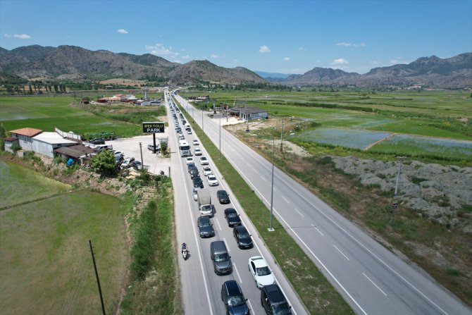 D100 kara yolunun Çorum'un Osmancık ilçesindeki bölümlerinde bayram yoğunluğu
