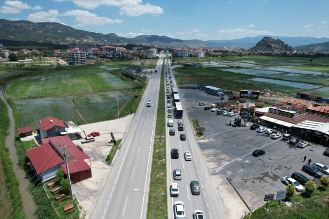 D100 kara yolunun Çorum'un Osmancık ilçesindeki bölümlerinde bayram yoğunluğu