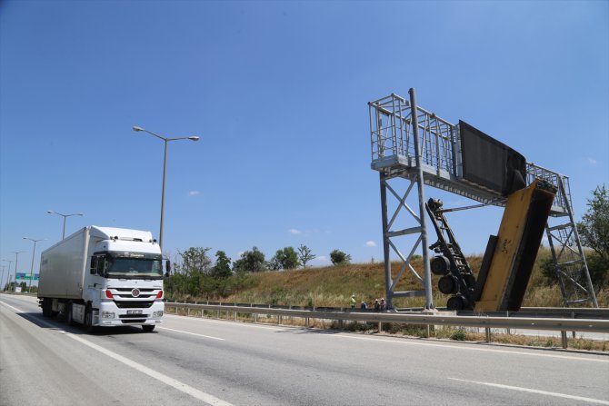 Edirne'de aniden açılan damperli tır dorsesi trafik bilgilendirme panosuna takıldı