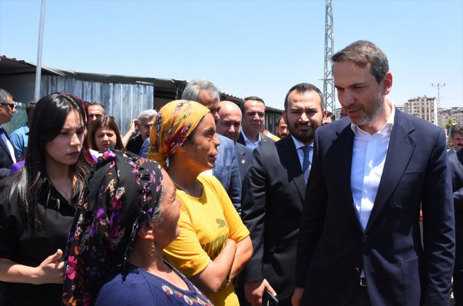 Enerji ve Tabii Kaynaklar Bakanı Bayraktar, Hatay'da depremzedeleri ziyaret etti