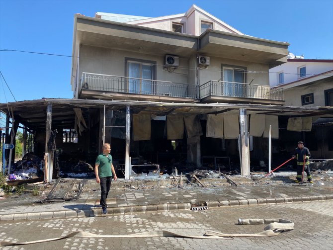 Fethiye'de çıkan yangın 1 iş yeri ile 3 evde hasara neden oldu