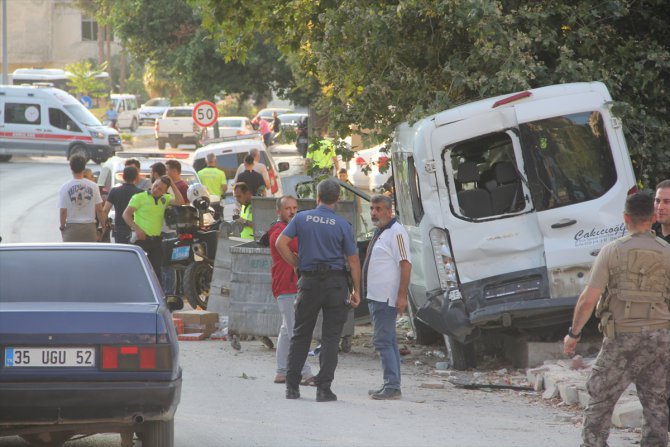 Hatay'da freni arızalanan kamyonun çarptığı minibüsteki 3 asker yaralandı